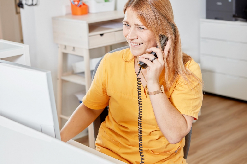 Frau am Telefon